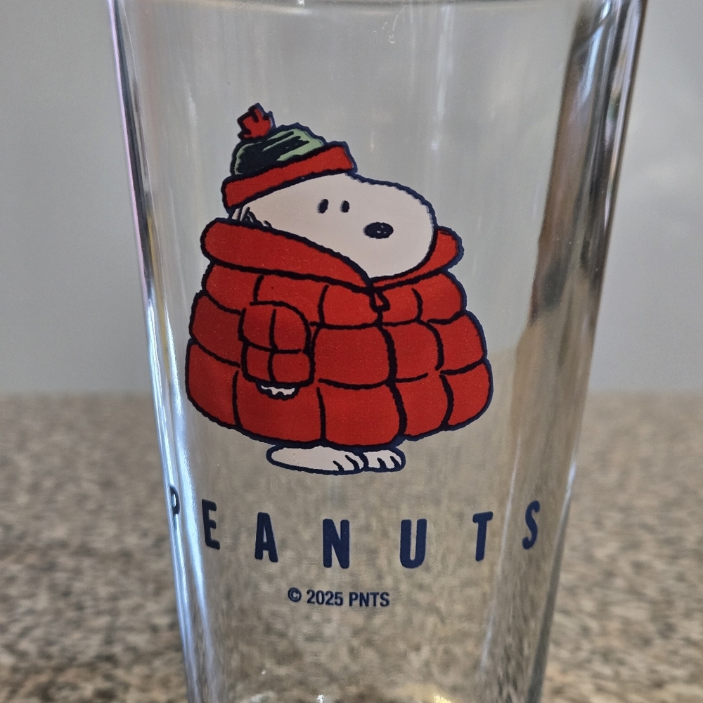 Peanuts: Snoopy Glass with Red Jacket Design - Picture 4 of 6